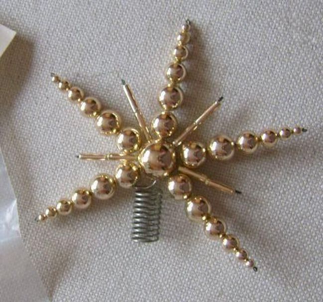 Skleněné ozdoby spojené drátkem