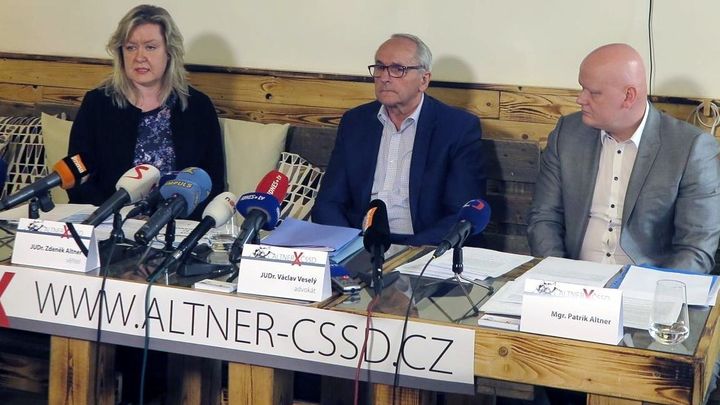 Altnerovi nevzdávají boj s ČSSD o odměnu. Otec byl účelově kriminalizován, tvrdí