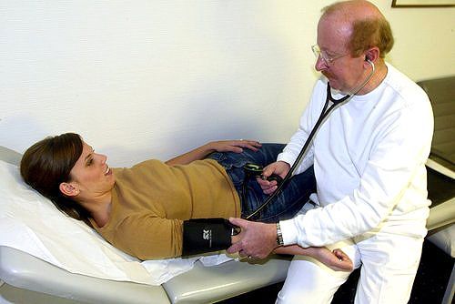 Doktor měří krevní tlak