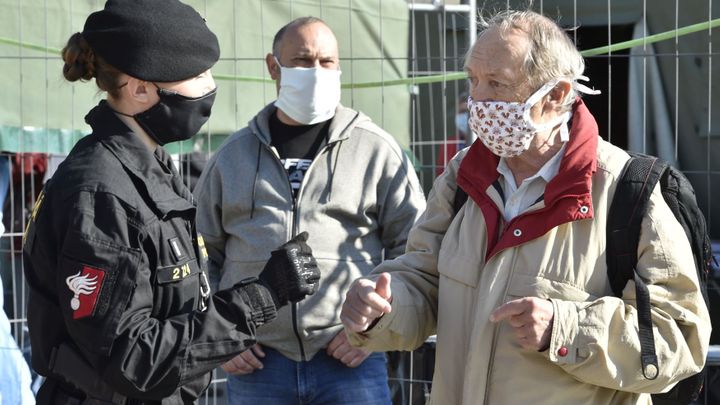 Ve frontě na testy v Brně se lidé hádali, v Praze se kapacita naplnila během 15 minut