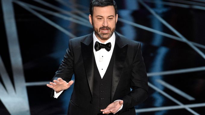 Moderátor letošního udílení filmových Oscarů, Jimmy Kimmel, si několikrát během přenosu rýpl do politiky a osoby amerického prezidenta Donalda Trumpa.