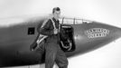 Pilot Chuck Yeager před letounem X-1, kterému se přezdívalo "Glamorous Glennis". Foto ze 40. let.