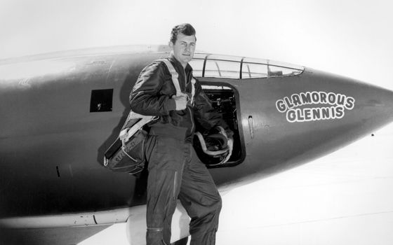 Pilot Chuck Yeager před letounem X-1, kterému se přezdívalo "Glamorous Glennis". Foto ze 40. let.
