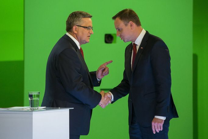 Kandidáti na úřad polského prezidenta Bronislaw Komorowski (vlevo) a Andrzej Duda se zdraví při poslední předvolební televizní debatě.