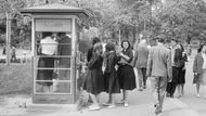 Dívky stojí v Bělehradu ve frontě před telefonní budkou (Jugoslávie, 1959).