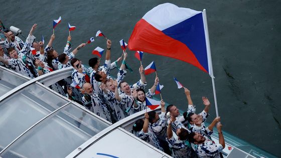 Jedou na mejdan, nebo na olympiádu? České oblečení vzbudilo v Paříži rozruch