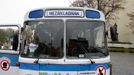 Autobus ŠD-11 z roku 1974 krkolomě nazvaný Protizákladňák na své mírové zastávce v Příbrami