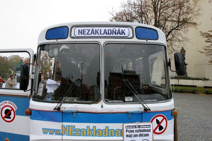 Autobus ŠD-11 z roku 1974 krkolomě nazvaný Protizákladňák na své mírové zastávce v Příbrami