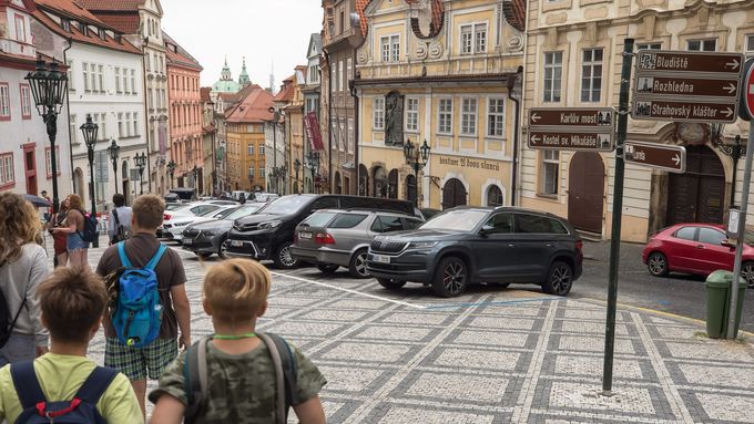 Auta v Nerudově ulici pod Pražským hradem