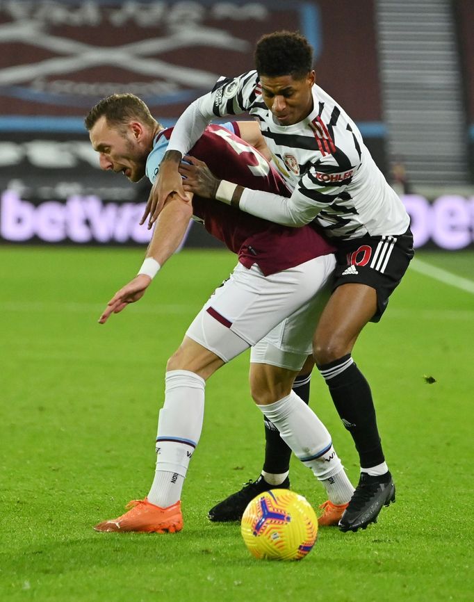 Vladimír Coufal a Marcus Rashford.