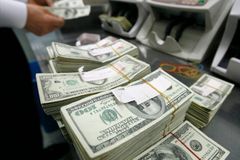 Dolar čelí "globálnímu spiknutí" kdysi chudých zemí