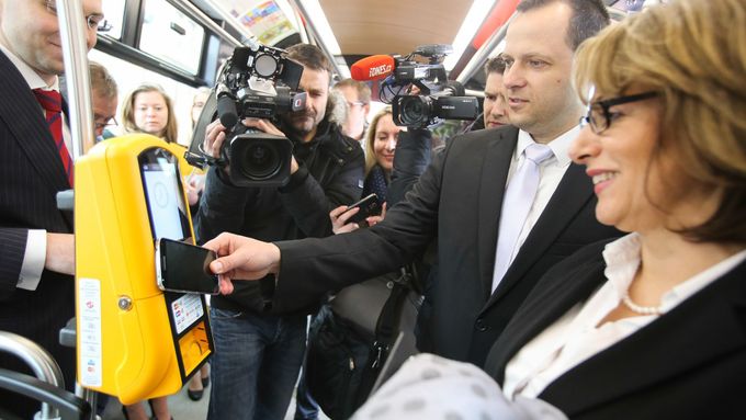 Obrazem: Ve dvou pražských tramvajích jde platit kartou. Krnáčové se to podařilo až napotřetí