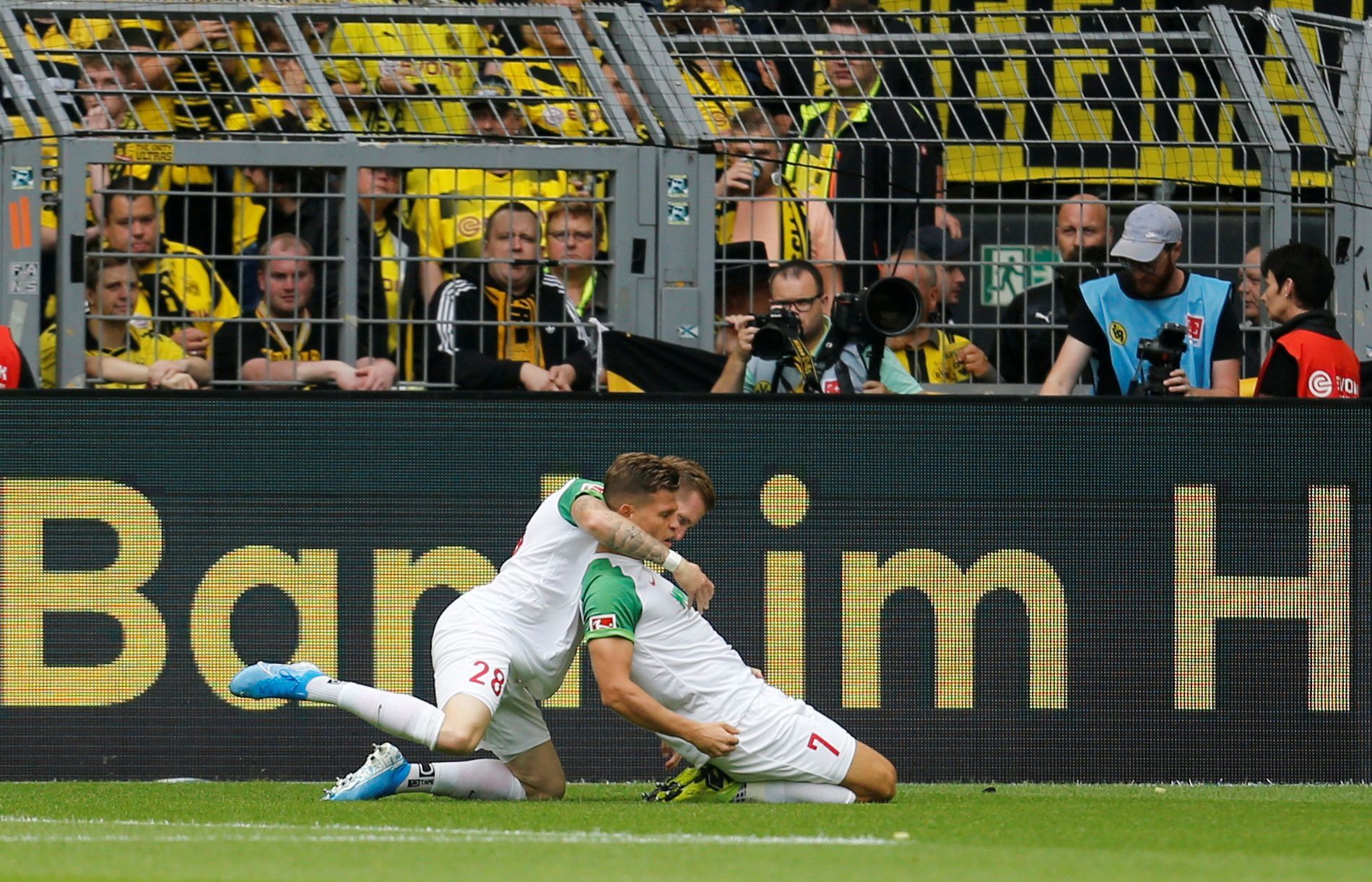 fotbal, německá liga 2019/2020, Dortmund - Augsburg, radost hostů po gólu