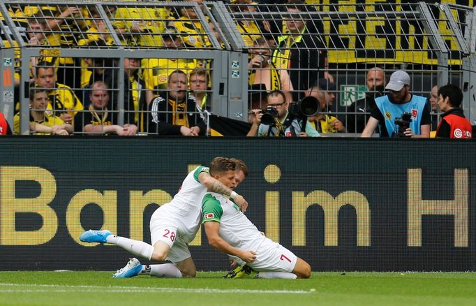 fotbal, německá liga 2019/2020, Dortmund - Augsburg, radost hostů po gólu