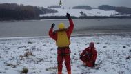 Vodní nádrž Slezská Harta, okres Bruntál - teplota vzduchu -5° C. Hasiči nacvičují záchranu lidí z vodní hladiny v extrémních podmínkách.