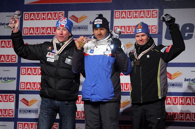 Trojice medailistů ze závodu na 15km klasicky (zleva): Lukáš Bauer (Česko), vítěz Andrus Veerpalu (Estonsko) a Marti Heikkinen (Finsko)