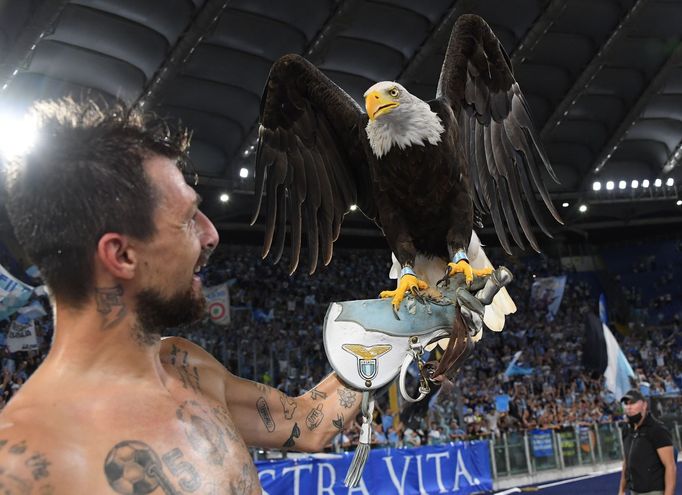 Fotbalista Francesco Acerbi s živým maskotem klubu Lazio Řím, orlem Olympia.