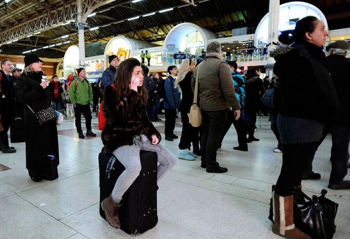 Pasažéři trpělivě vyčkávají, zda něco pojede. Nejelo. Středa 1. prosince na londýnském hlavním nádraží - Victoria Station.