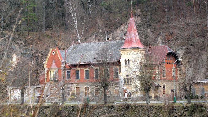 Asociace se snaží Karlovarské minerální vody donutit k obnově zchátralých budov v Kyselce