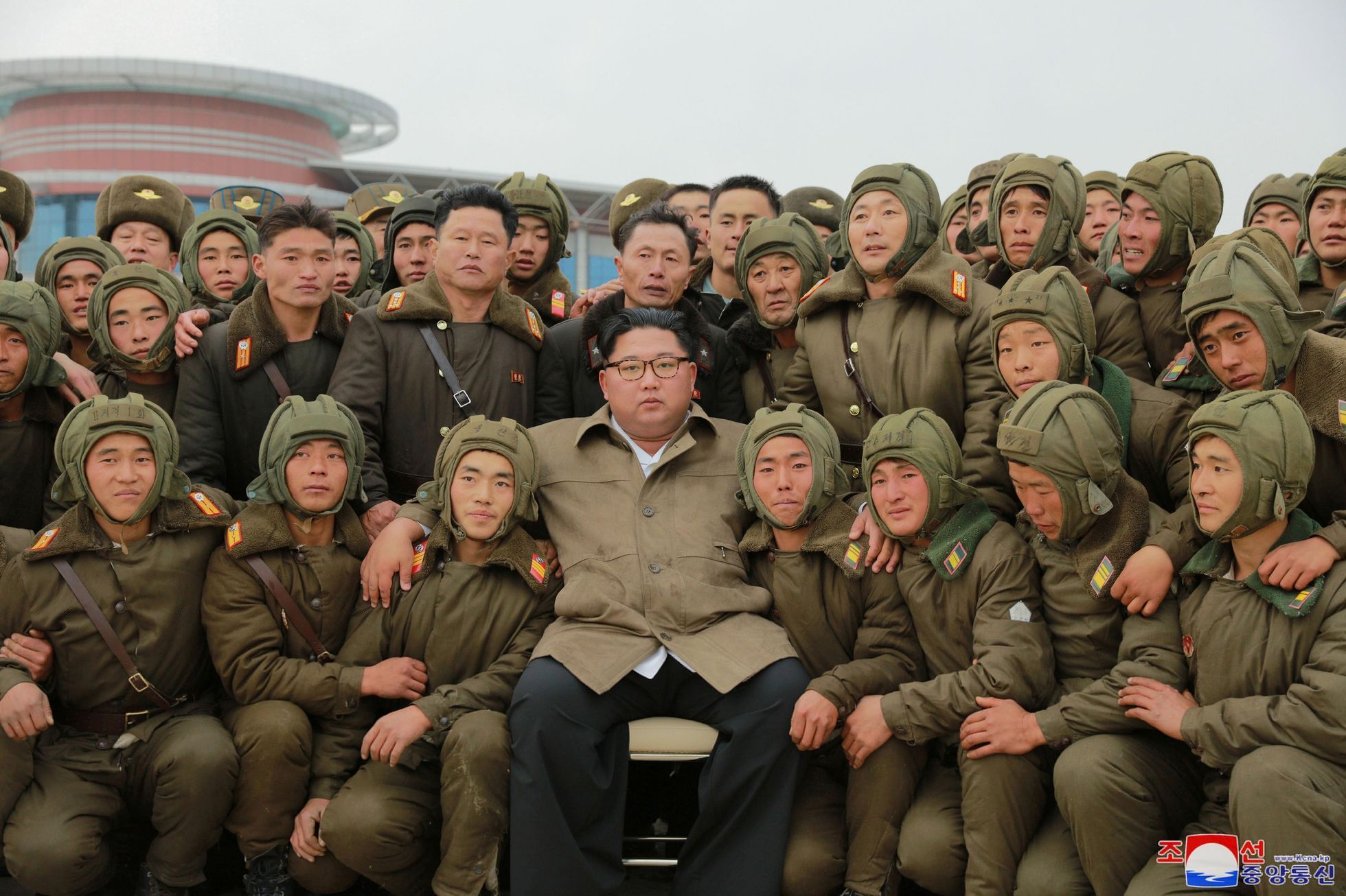 Severokorejský vůdce Kim Čong-un s vojáky.