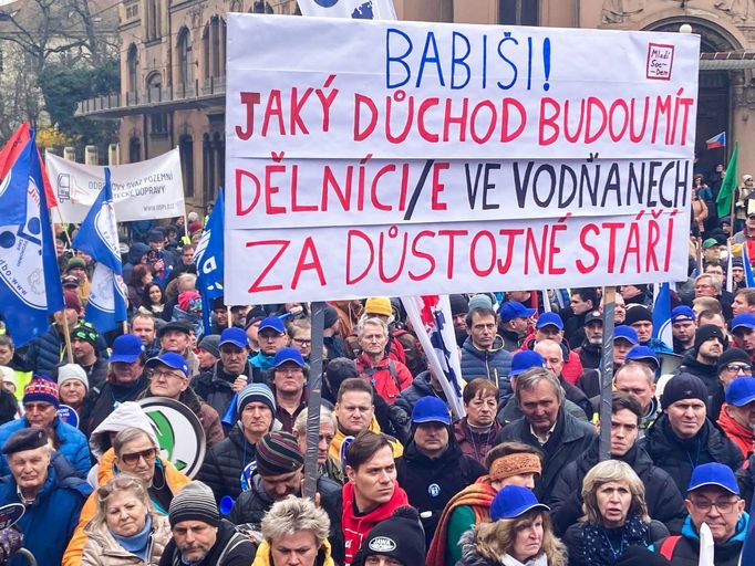 Demonstrace odborů před Úřadem vlády.