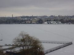Pohled přes zamrzlé jezero na Ternopol. Město, jehož obyvatelé ,,zmizeli" v posledních letech za hranice Ukrajiny.