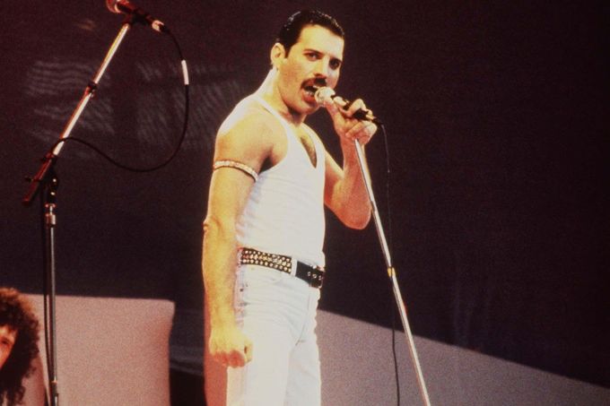 Zpěvák skupiny Queen Fredy Mercury na pódiu během charitativního koncertu "Live Aid" na stadionu ve Wembley v roce 1985