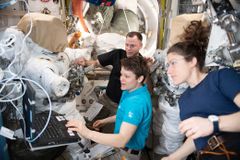 První tým astronautek nevystoupí z ISS do vesmíru. Není dost skafandrů o velikosti M
