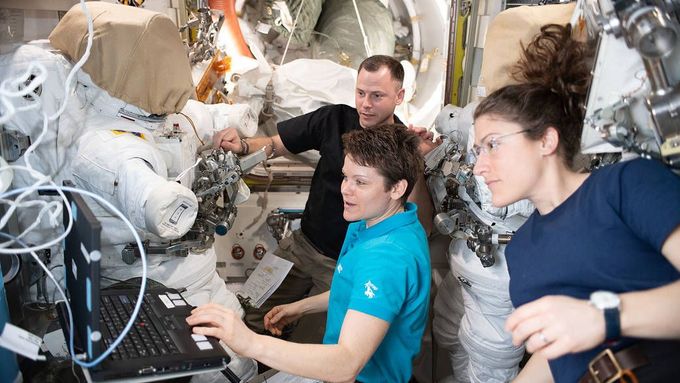 Astronauti NASA Nick Hague, Anne McClainová a Christina Kochová prověřují skafandry na ISS.