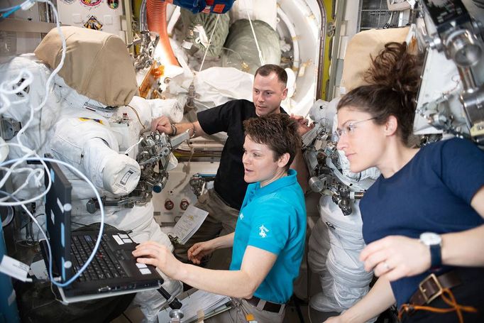 Astronauti NASA Nick Hague, Anne McClainová a Christina Kochová prověřují skafandry na ISS.