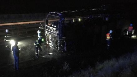 Na dálnici D46 hořel polský autobus. Hasiči evakuovali 49 lidí