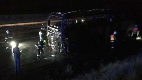 Na dálnici D46 hořel polský autobus. Hasiči evakuovali 49 lidí