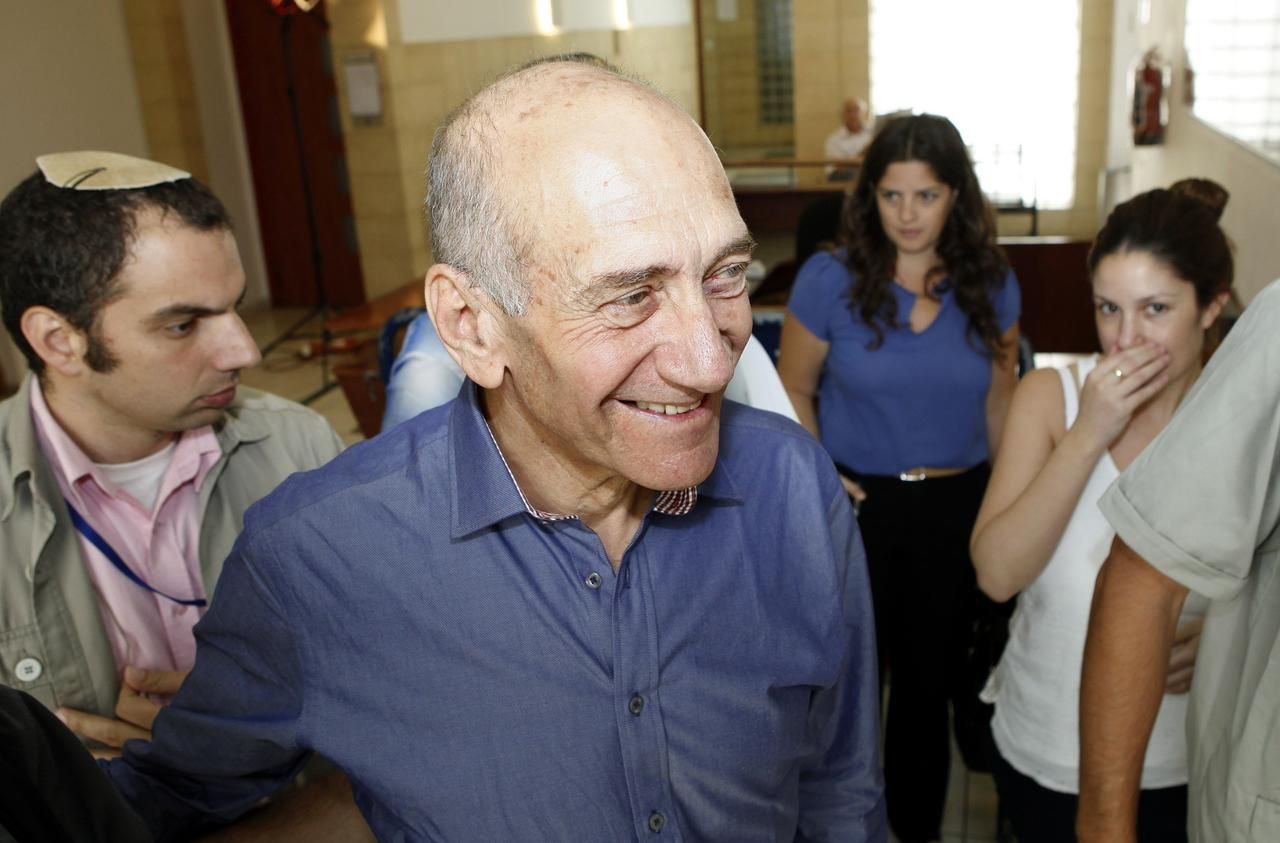 Ehud Olmert odchází od soudu
