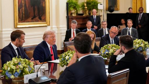 Donald Trump na setkání s ukrajinským prezidentem Zelenským, německým kancléřem Merzem, francouzským prezidentem Macronem a italskou premiérkou Meloniovou, 18. srpna 2025