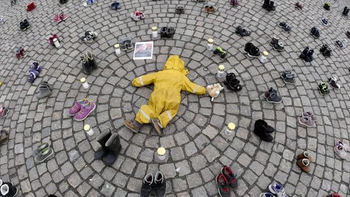 Demonstrace v Helsinkách připomněla děti, které zemřely při ruském ostřelování ukrajinského Mariupolu.