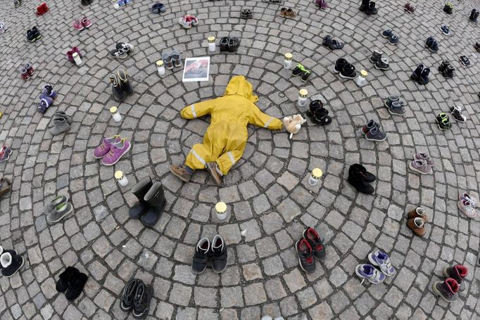 Demonstrace v Helsinkách připomněla děti, které zemřely při ruském ostřelování ukrajinského Mariupolu.