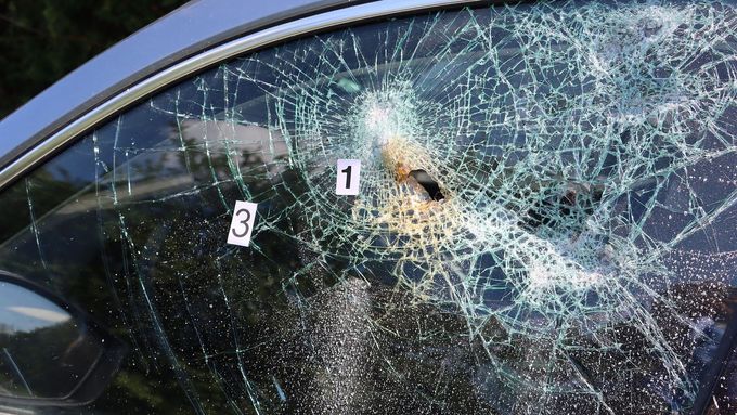 Jeden z útočníků revolverem rozbil zbraní boční okno a nastříkal do auta pepřový sprej.