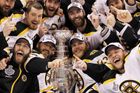 V roce 2011 vyhráli nejslavnější hokejovou trofej, Stanley Cup, hokejisté Bostonu Bruins. A kdyby slavili i letos (nejpozději 28. června), stejně jako před dvěma lety by se s nimi mohli radovat i dva Češi.