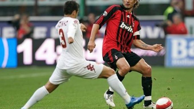 Paolo Maldini a Cicinho v zápase italské ligy mezi AC Milán a AS Řím.