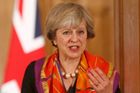 Britská premiérka si oblékla kožené kalhoty za 32 tisíc korun. Kritizují ji politici i veřejnost
