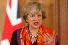 Britská premiérka si oblékla kožené kalhoty za 32 tisíc korun. Kritizují ji politici i veřejnost