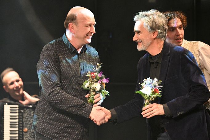 Jan Vondráček z Divadla v Dlouhé (vlevo) a umělecký šéf Dejvického divadla Martin Myšička si vzájemně gratulují k ocenění.