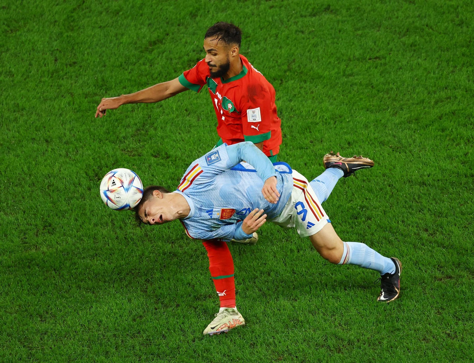 Sufján Amrabat a Gavi v osmifinále MS 2022 Maroko - Španělsko