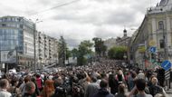 Bezmála deset tisíc demonstrantů přišlo na opoziční procházku.