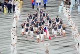Tu na plochu tokijského olympijského stadionu přivedli jako vlajkonoši Petra Kvitová a Tomáš Satoranský. Regule totiž v duchu nového olympijského hesla "Rychleji, výše, silněji - společně" poprvé umožnily, aby zástavu nesli dva lidé.