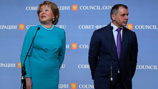 Šéfka ruské Rady federace Valentina Matvijenková a předseda krymského parlamentu Vladimir Konstantinov v Moskvě. (7. března 2014)
