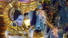 A reveller of Sao Clemente samba school participates in the annual Carnival parade in Rio de Janeiro's Sambadrome, February 11, 2013. REUTERS/Ricardo Moraes (BRAZIL - Tags: SOCIETY) Published: Úno. 12, 2013, 1:04 dop.