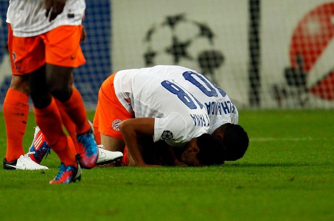 Fotbalisté Montpellieru Karim-Ait Fana (vlevo) a Younes Belhanda slaví gól v utkání Ligy mistrů 2012/13 proti Schalke 04.