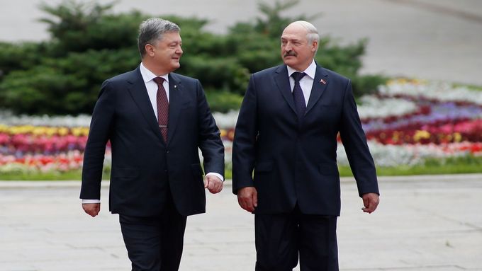 Běloruský prezident Alexandr Lukašenko se svým ukrajinským protějškem Petrem Porošenkem při návštěvě Kyjeva.