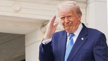 Klaun, trpí demencí. Za kritiku Putina se na Trumpa vztekle sesypali "Rusové"